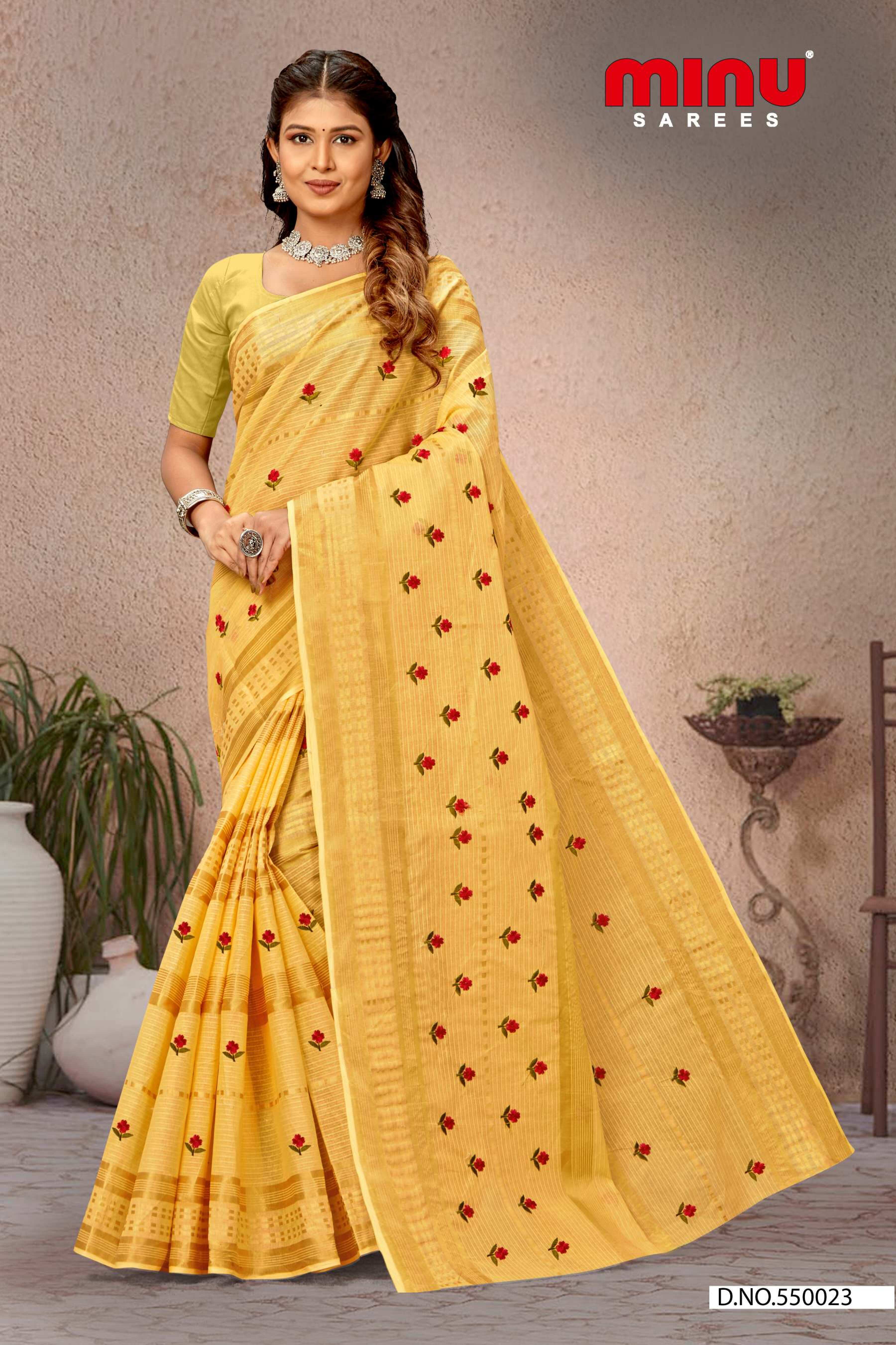 woman wearing the top-quality printed cotton saree online image 